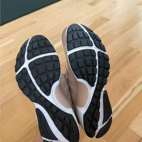 Nike Women's Presto Beige Sneakers - Picture 4 of 7